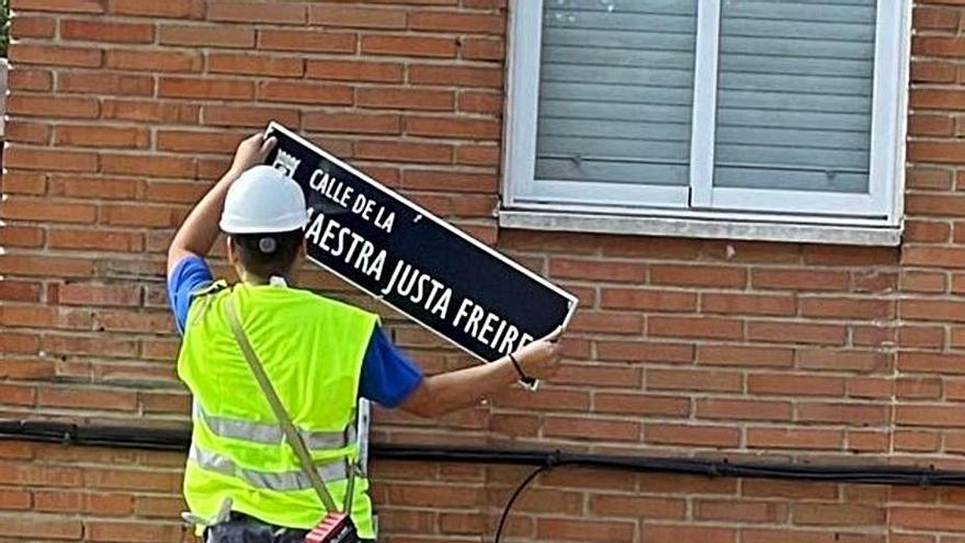 Un operario retira la placa de la calle de Justa Freire en Madrid. | Twitter