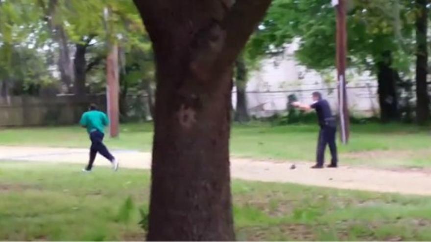 Un policía de EEUU mata por la espalda a un hombre negro desarmado