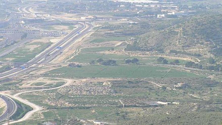 Imagen de la AP-7 a la altura de la carretera de Aigües, zona afectada por un PAI con golf que permitiría el PGOU