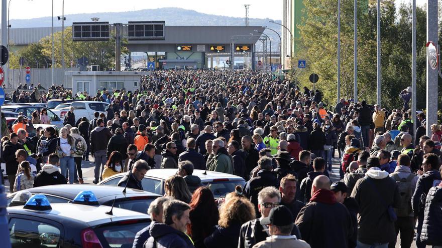 La policía italiana desaloja con cañones de agua a los estibadores que protestaban contra el pasaporte covid