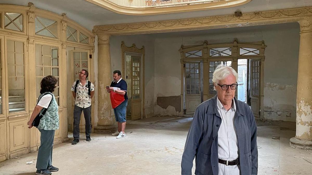 El cineasta Augusto M. Torres, en primer término, en el interior del palacio de la Colonia de Santa Eulalia