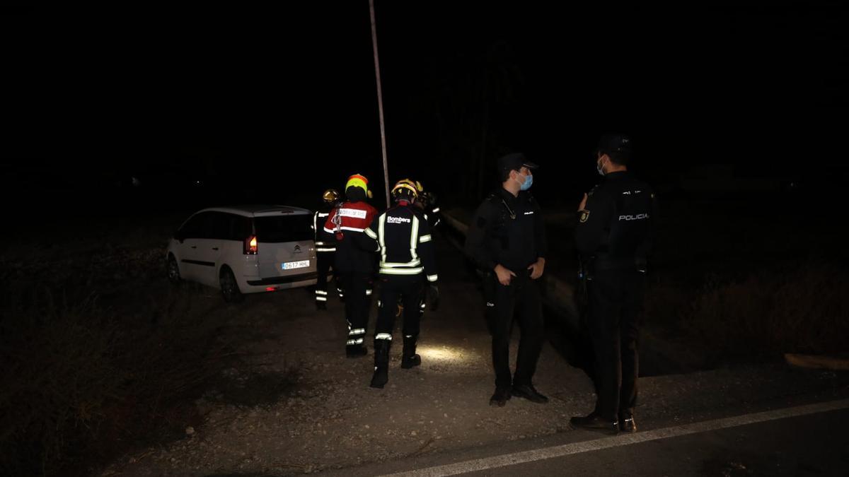 Agentes en la zona donde ha aparecido el cadáver en La Hoya y bomberos dirigiéndose al lugar