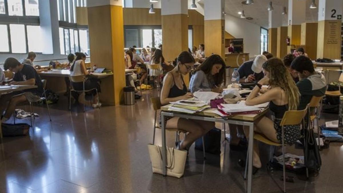 fsendra38862407 barcelona 12 06 2017   estudiantes preparandose para la sele170612204249