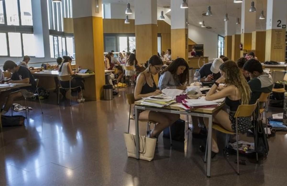 fsendra38862407 barcelona 12 06 2017   estudiantes preparandose para la sele170612204249