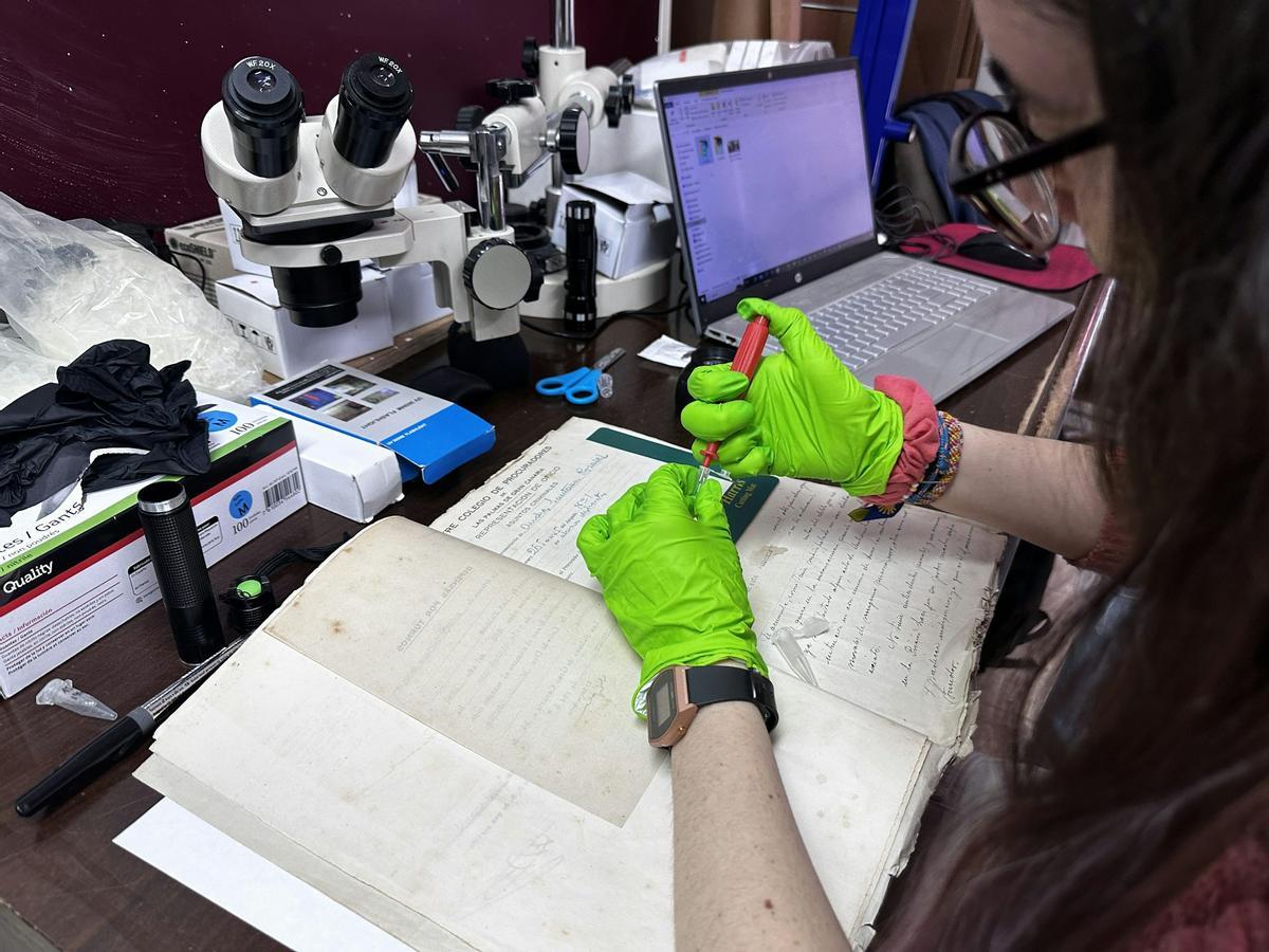 Análisis de tintas en el Instituto Canario de Análisis Criminológico.