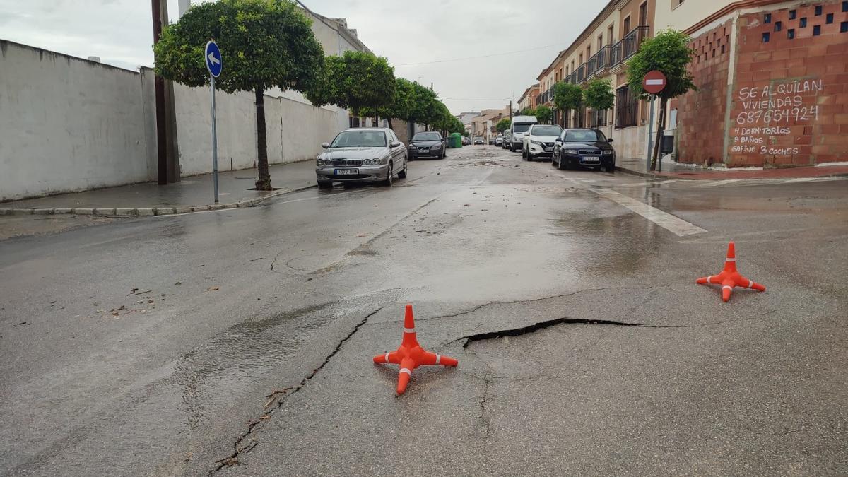 Hundimiento del asfalto en Las Navas del Selpillar como consecuencia de la tromba de agua.