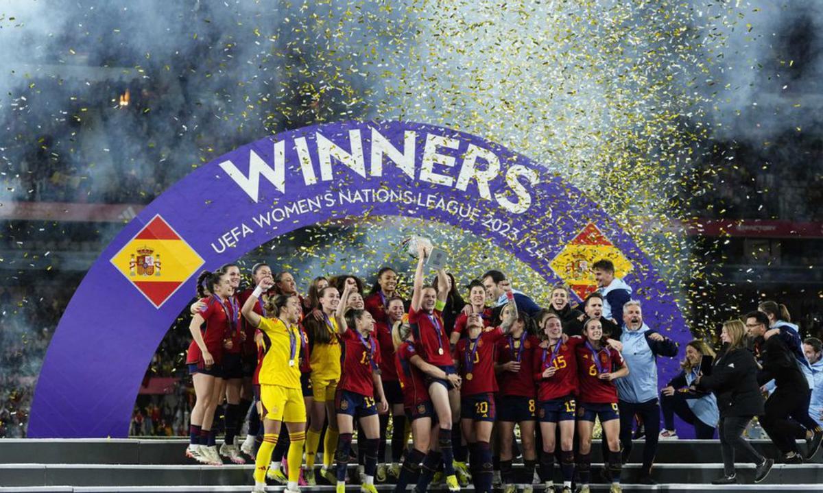 Les jugadores de la selecció, celebrant la victòria.
