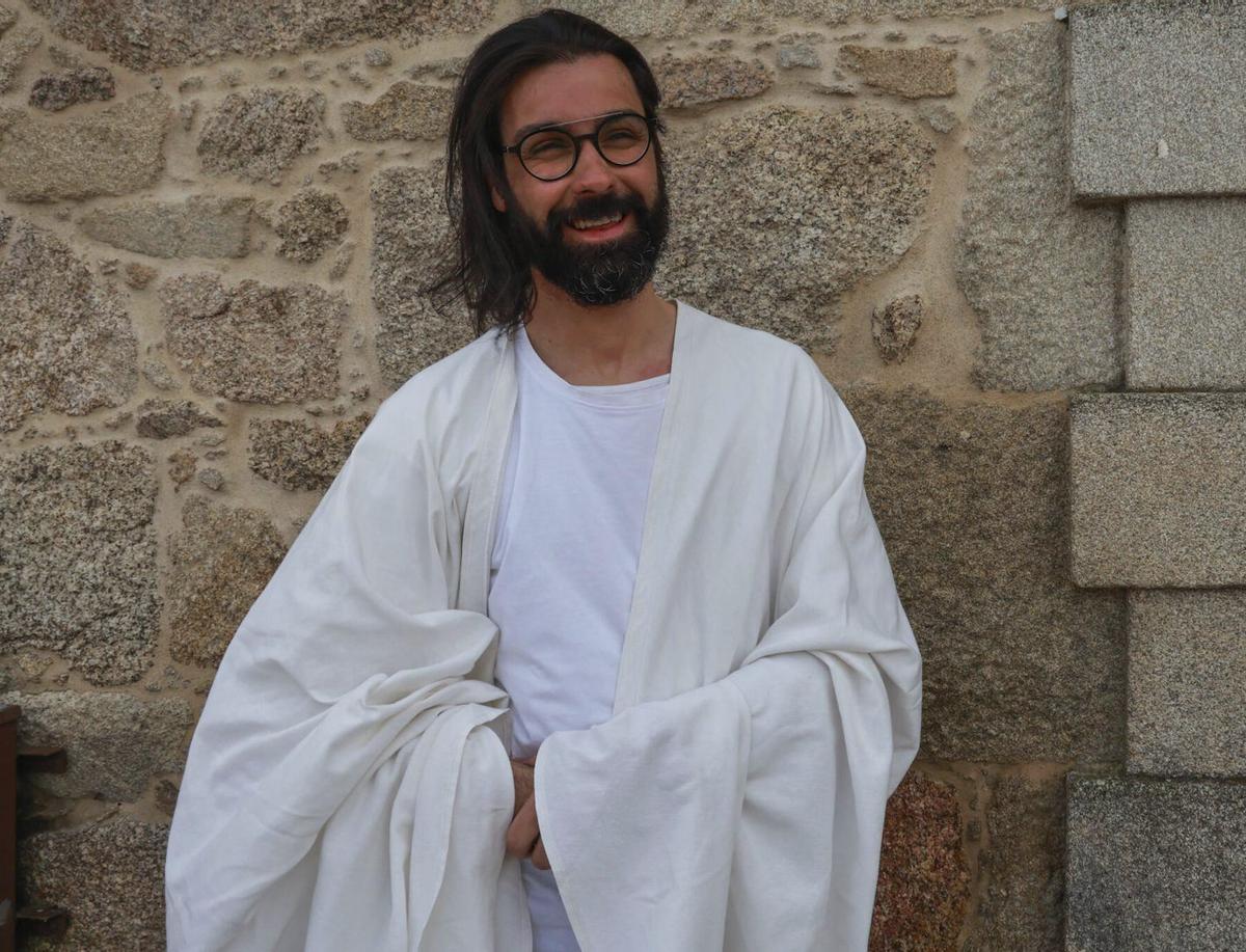 Gabriel Magariños á porta do Concello de Meis. | IÑAKI ABELLA