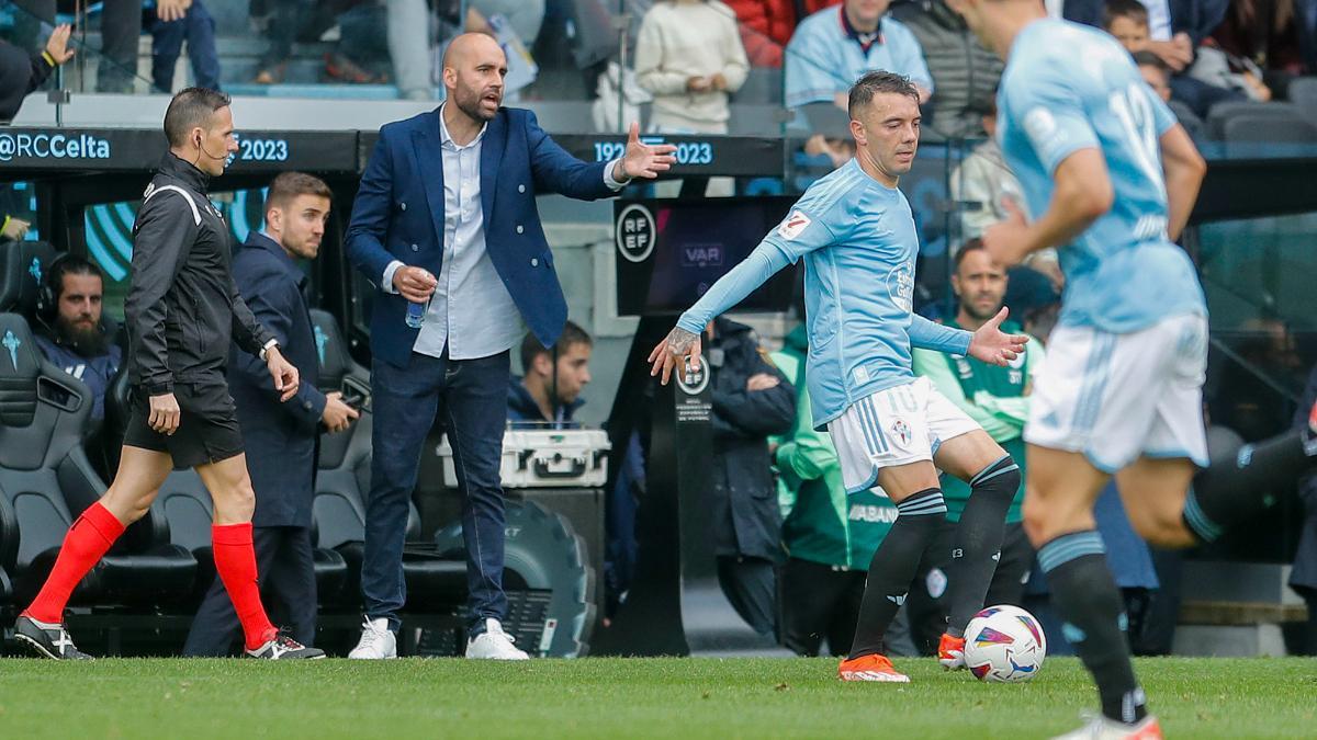 Claudio Giráldez, dirigiendo un partido del Celta