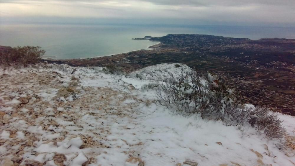 Imágenes de la cumbre del Montgó nevada.