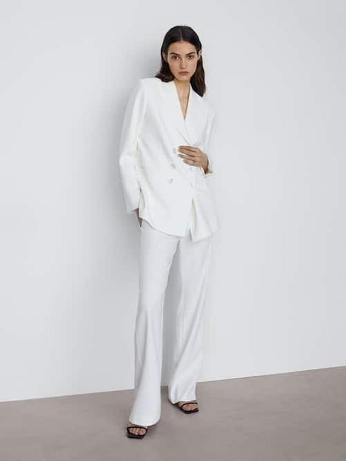 Traje de chaqueta en color blanco, de Massimo Dutti (desde 69,95 euros)