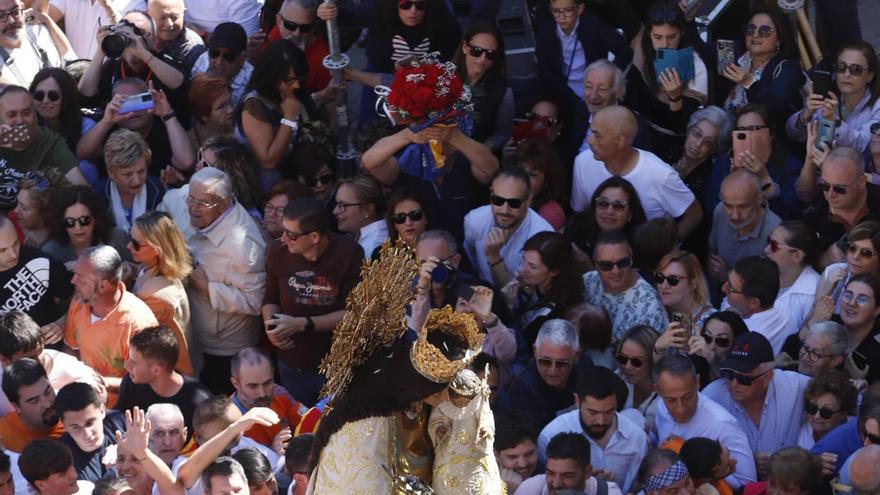 Muchos valencianistas acompañan a la Virgen de los Desamparados en su Traslado