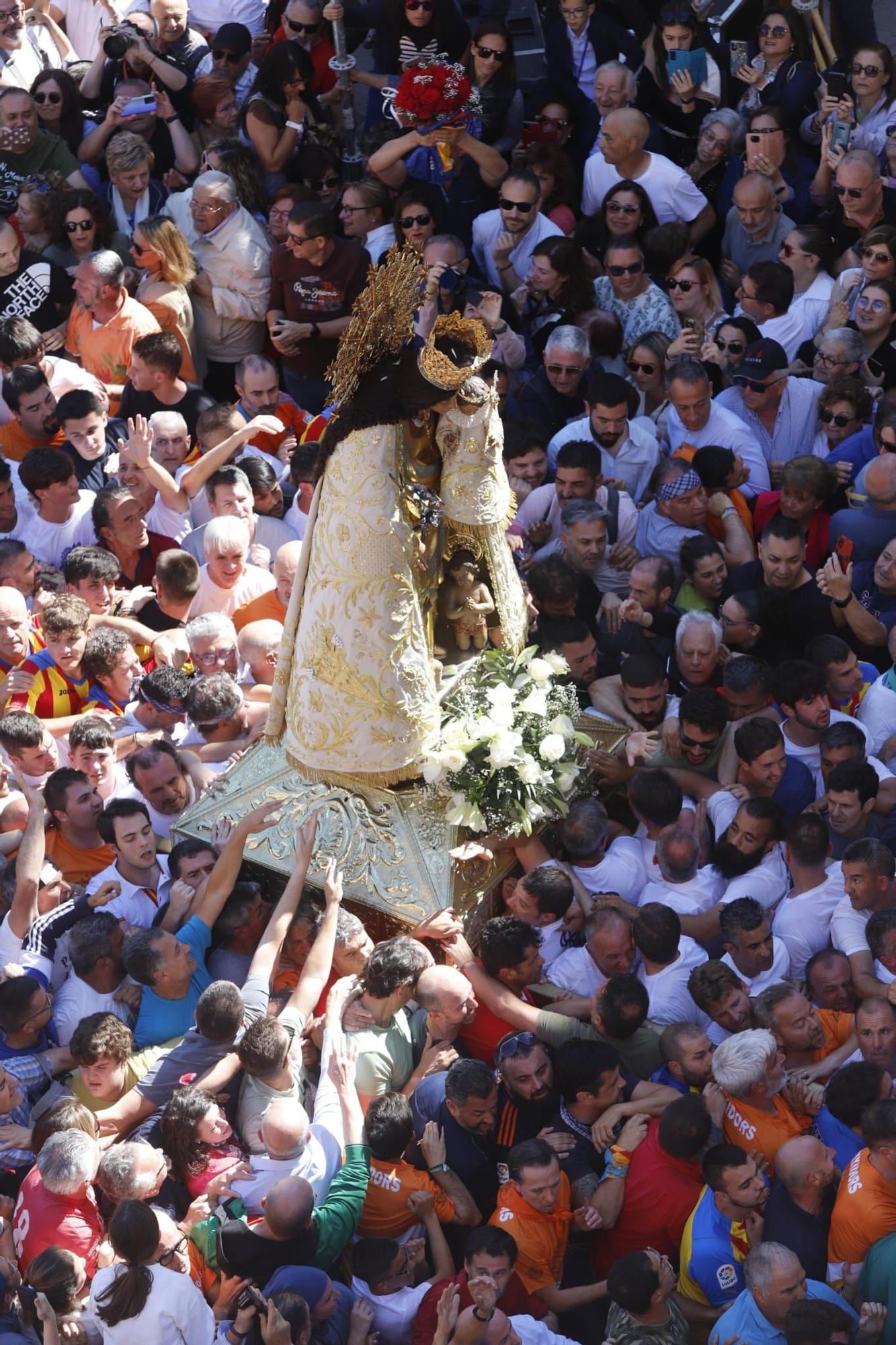 Muchos valencianistas acompañan a la Virgen de los Desamparados en su Traslado
