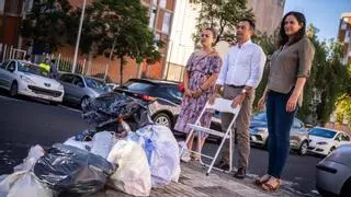 Arranca en la calle la ‘campaña de la silla’ de Santa Cruz para evitar la basura fuera del contenedor