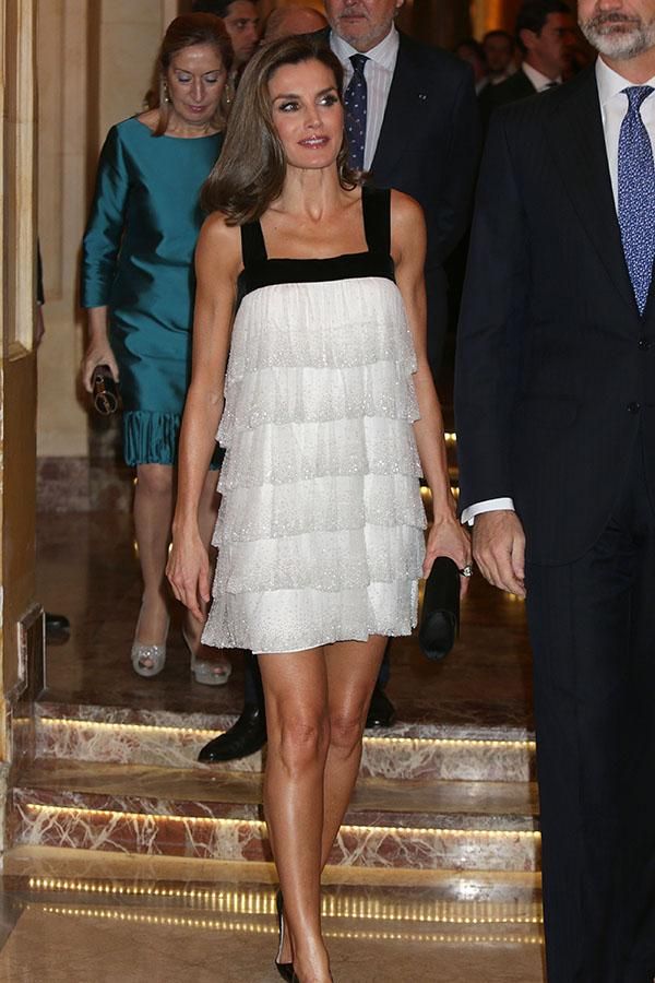 Letizia Ortiz eligió un bonito vestido blanco con tirantes en negro