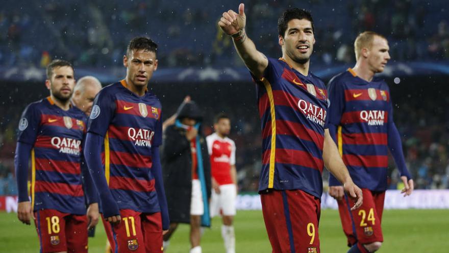 Suárez celebra el segundo gol ante el Arsenal, junto a Alba, Neymar y Mathieu. // Carl Recine