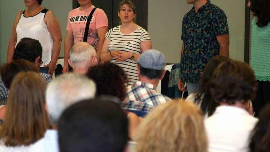 Santos -centro- en la reunión de Podemos en A Estrada. // B./L.