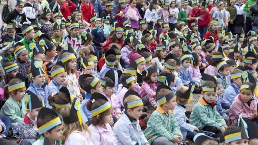 Asistentes a la celebración del amagüestu celebrado en el colegio Elena Sánchez Tamargo.