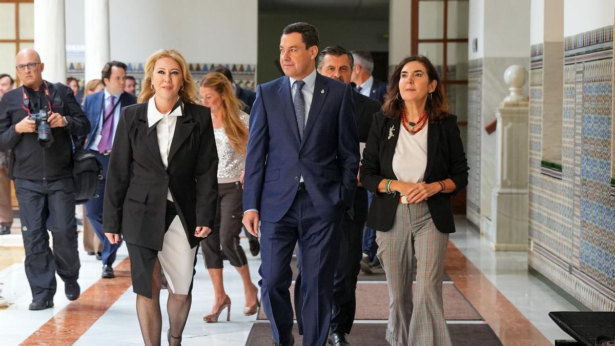 El presidente de la Junta de Andalucía, Juanma Moreno, a su llegada a la sesión de control en el pleno del Parlamento andaluz. A 13 de noviembre de 2025, en Sevilla (Andalucía, España). Segunda jornada de Pleno, con Sesión de Control al Gobierno y preguntas de los grupos parlamentarios al presidente de la Junta de Andalucía. Tras la ronda de preguntas al Gobierno andaluz, el debate continúa con la solicitud de creación de una comisión de investigación "relativa a la gestión del sistema de detección precoz de cáncer del Sistema Andaluz de Salud y sus posibles responsabilidades políticas". 13 NOVIEMBRE 2025 Francisco J. Olmo / Europa Press 13/11/2025. INMACULADA NIETO;JOSÉ IGNACIO GARCÍA;JUANMA MORENO;MANUEL GAVIRA;MARÍA MÁRQUEZ;TONI MARTIN;Francisco J. Olmo