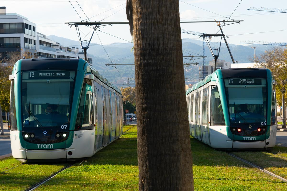 Circulación de dos tranvías por Sant Just Desvern.