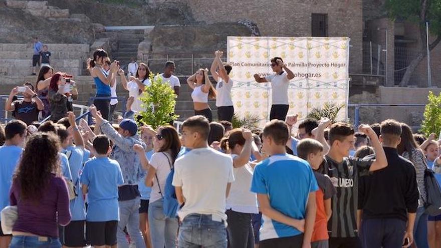 Unos 350 escolares de colegios de La Palma y La Palmilla participaron ayer en un flasmob en el Centro.