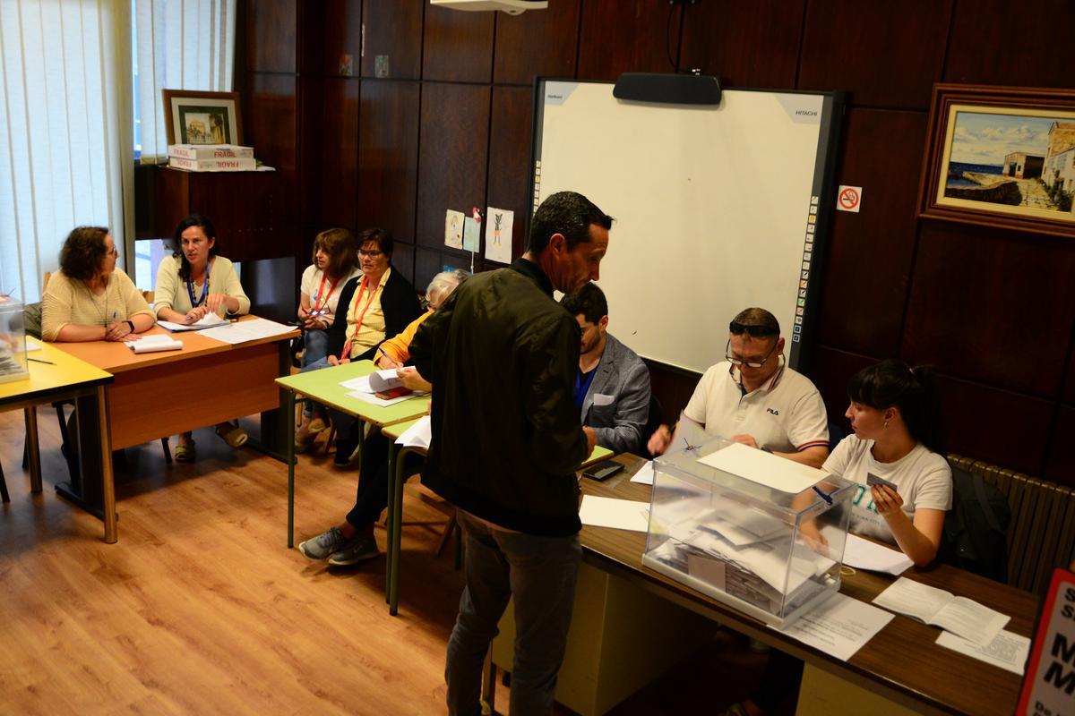 El colegio electoral del Centro de Servizos Sociais de Bueu, a donde se trasladaron las mesas de la Biblioteca Torrente Ballester debido a las obras.