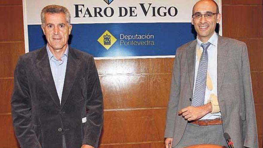 Fernando Pérez (dcha.) fue presentado por el exrector de la Universidad de Vigo, Domingo Docampo.  // R. Grobas