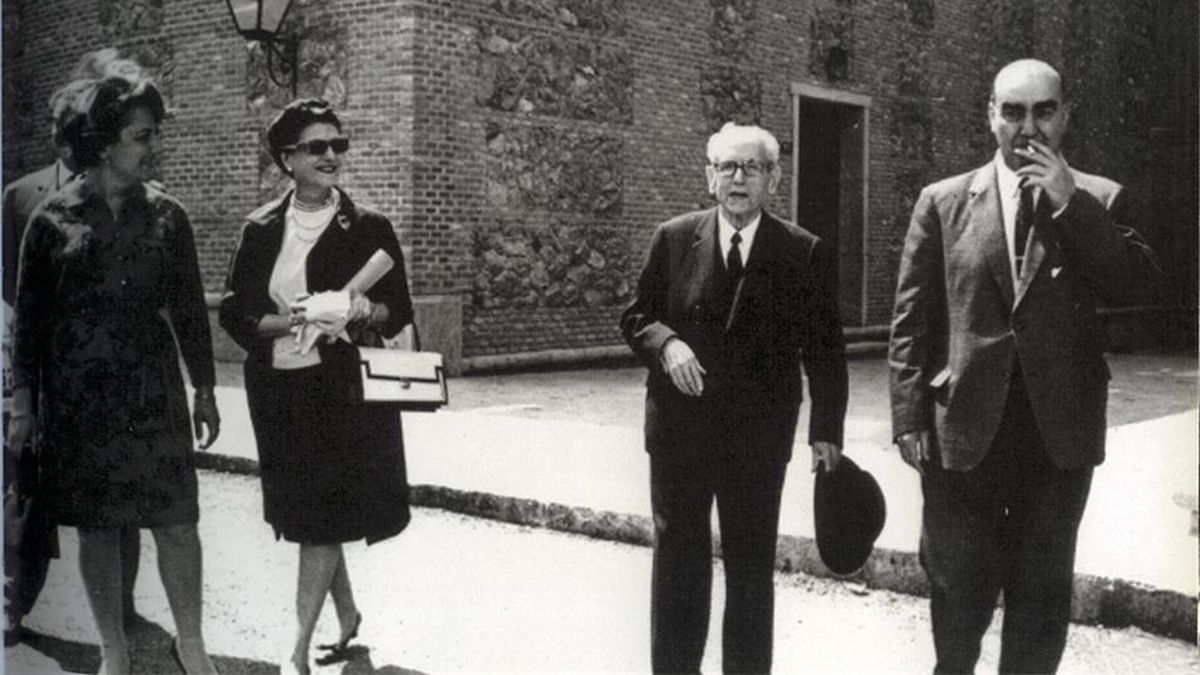 El almirante Carrero Blanco con don Bartolomé Bernal Gallego visitando el reformado Santuario de la Fuensanta. 1965.