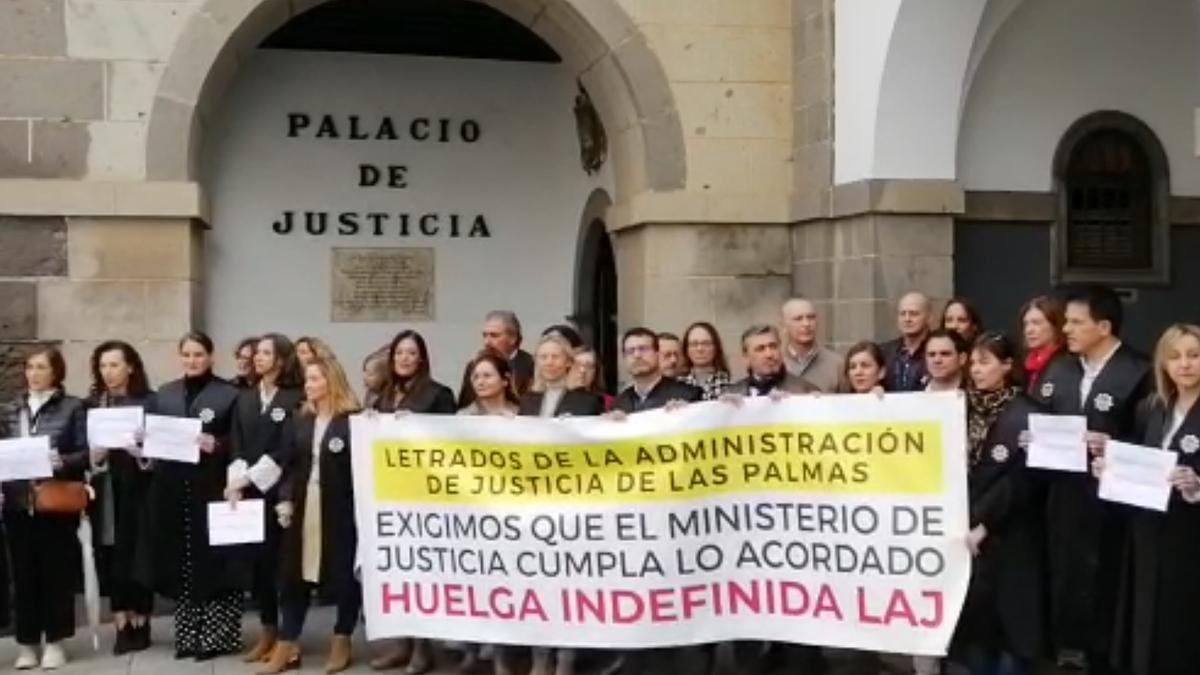 Concentración de letrados de la administración de justicia en la plaza de San Agustín, ante el TSJC, después de cumplirse yaer tres semanas de la huelga