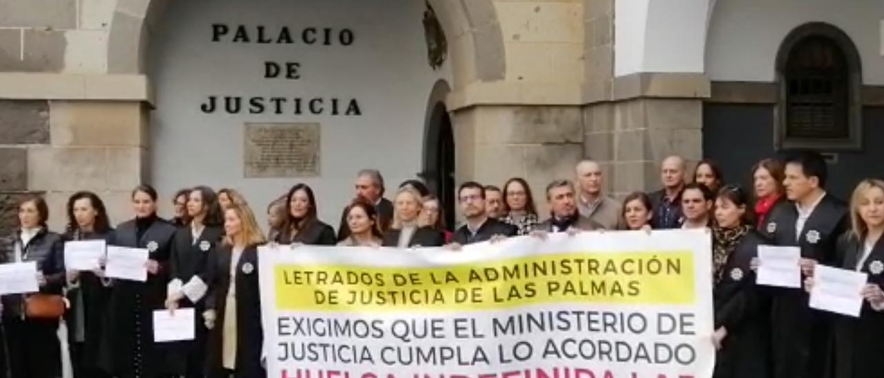 Concentración de letrados de la administración de justicia en la plaza de San Agustín, ante el TSJC, después de cumplirse ayer tres semanas de la huelga