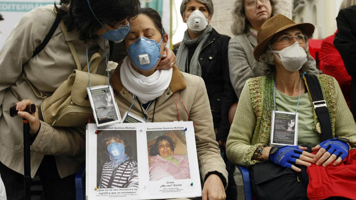 Enfermos del síndrome químico múltiple, durante una concentración en Madrid, el pasado mayo.
