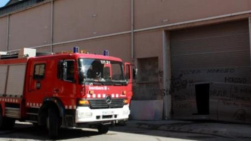 8 dotacions de bombers han treballat en l&#039;incendi que s&#039;ha declarat aquest matí en una fàbrica abadonada de Sallent (Bages) | ACN