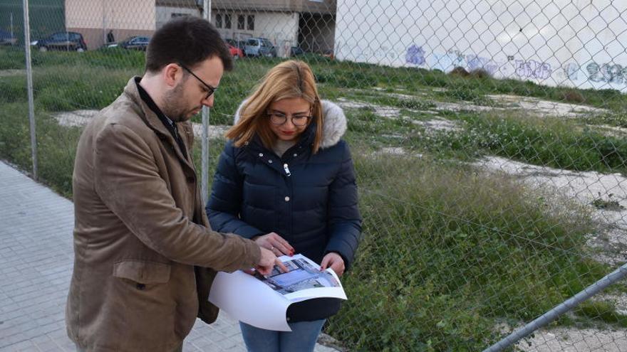 La alcaldesa y el edil en el solar próximo al centro de salud