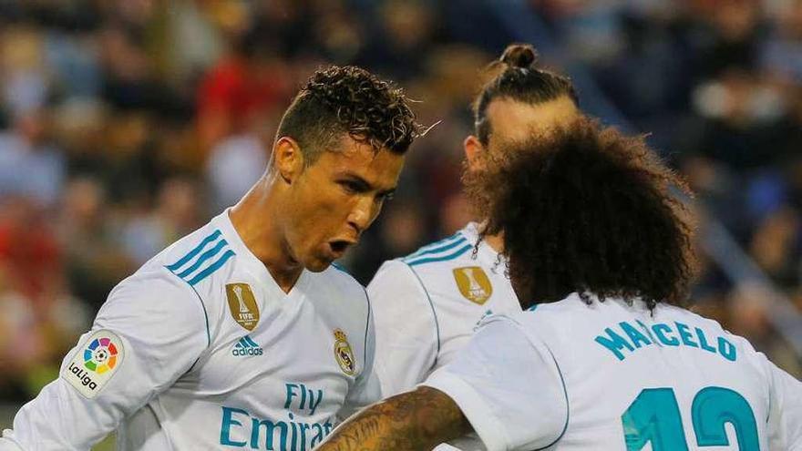 Ronaldo y Marcelo celebran el gol del luso, ayer.