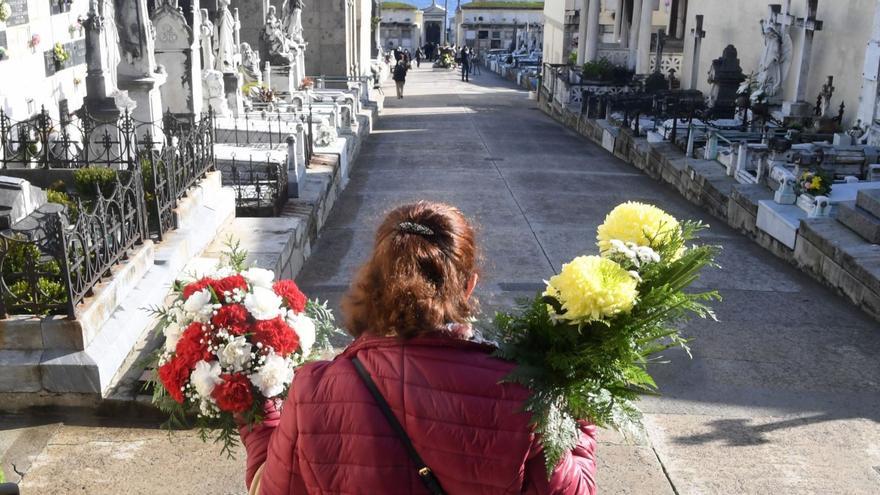 Una vecina, en el cementerio de San Amaro. | // CARLOS PARDELLAS