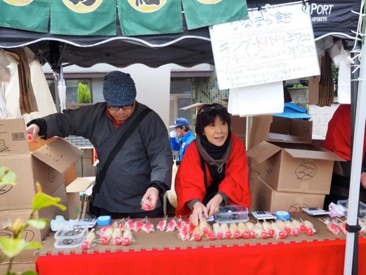 Una parada on venen piruletes amb forma de penis, durant el Kanamara Matsuri, al Japó.