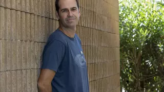 Andrés Bernstein, politólogo: «España siempre ha estado polarizada, no ha llegado a ser una democracia en plenitud»