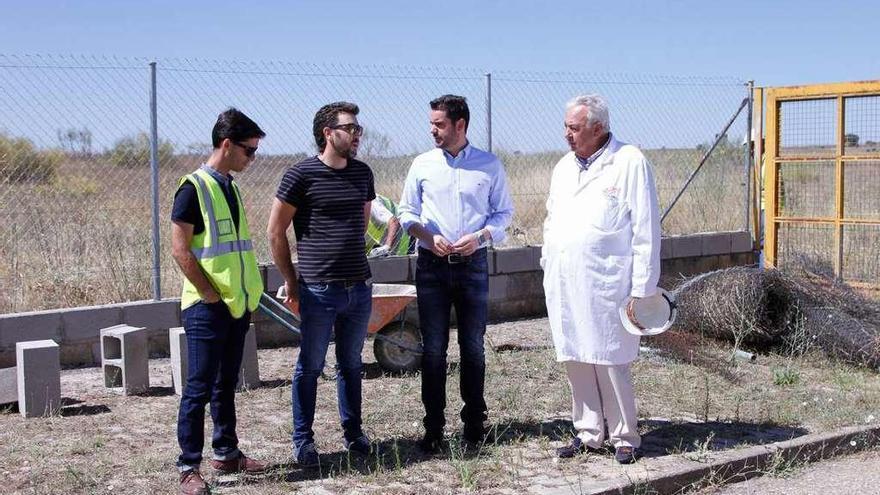 El concejal Antidio Fagúndez, durante una de las últimas visitas a las obras de mejora en Los Llanos.