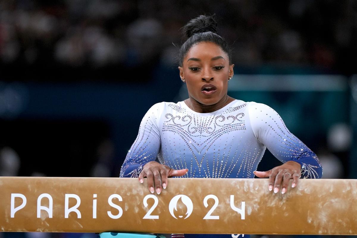 Simone Biles, tras caer de la barra de equilibrio en París.