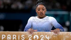 Simone Biles, tras caer de la barra de equilibrio en París.