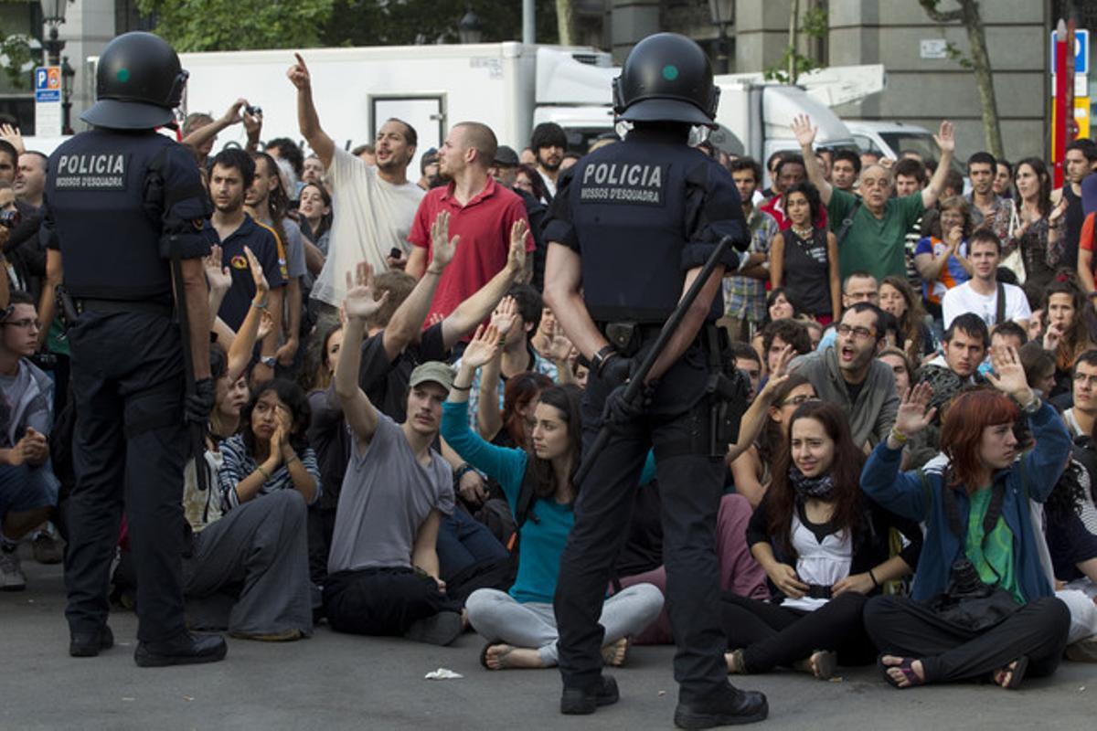 El desallotjament de la plaça de Catalunya, vist per Albert Bertran.