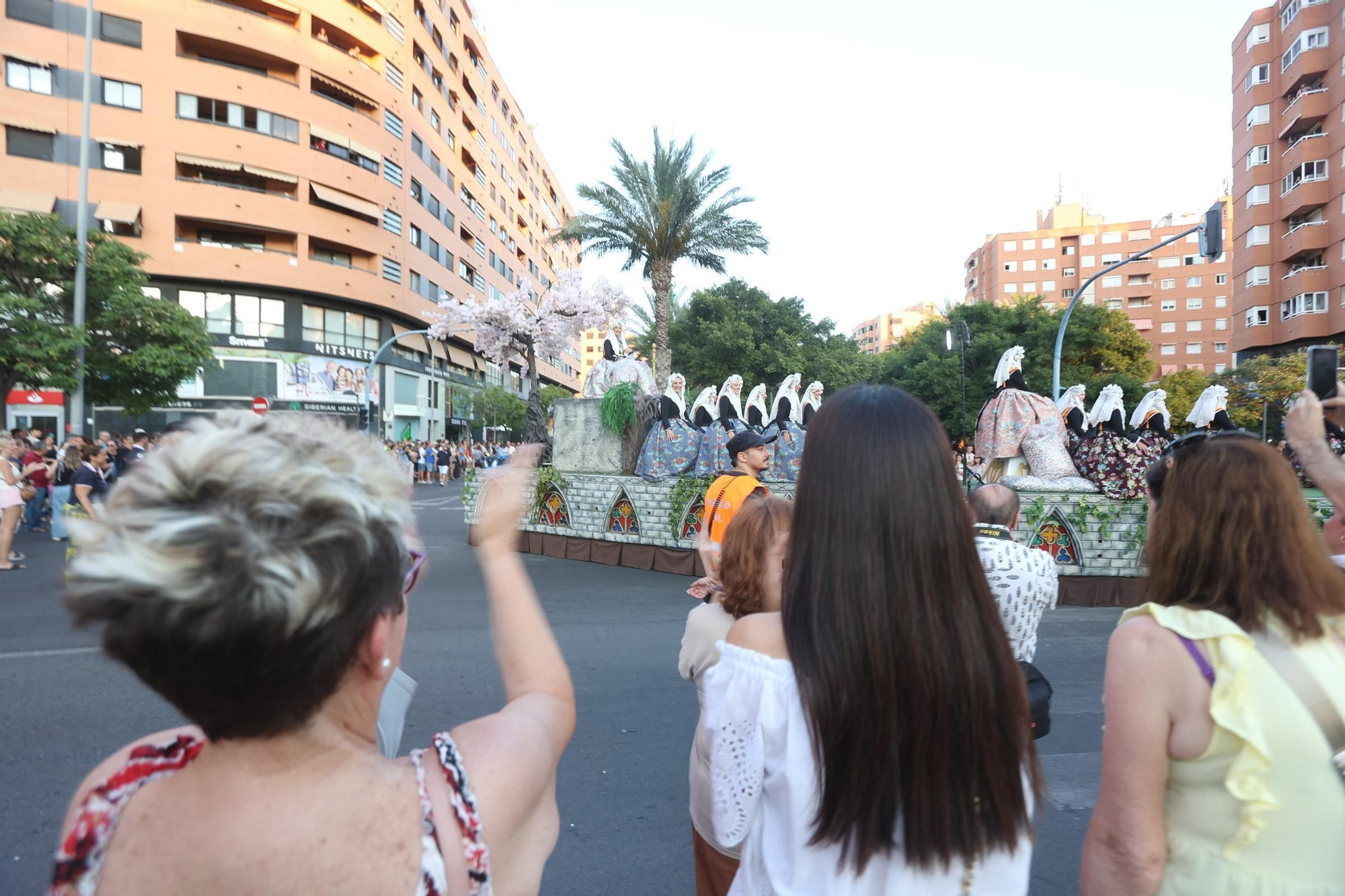 El Coso Multicolor llena Alicante de color en su nuevo recorrido