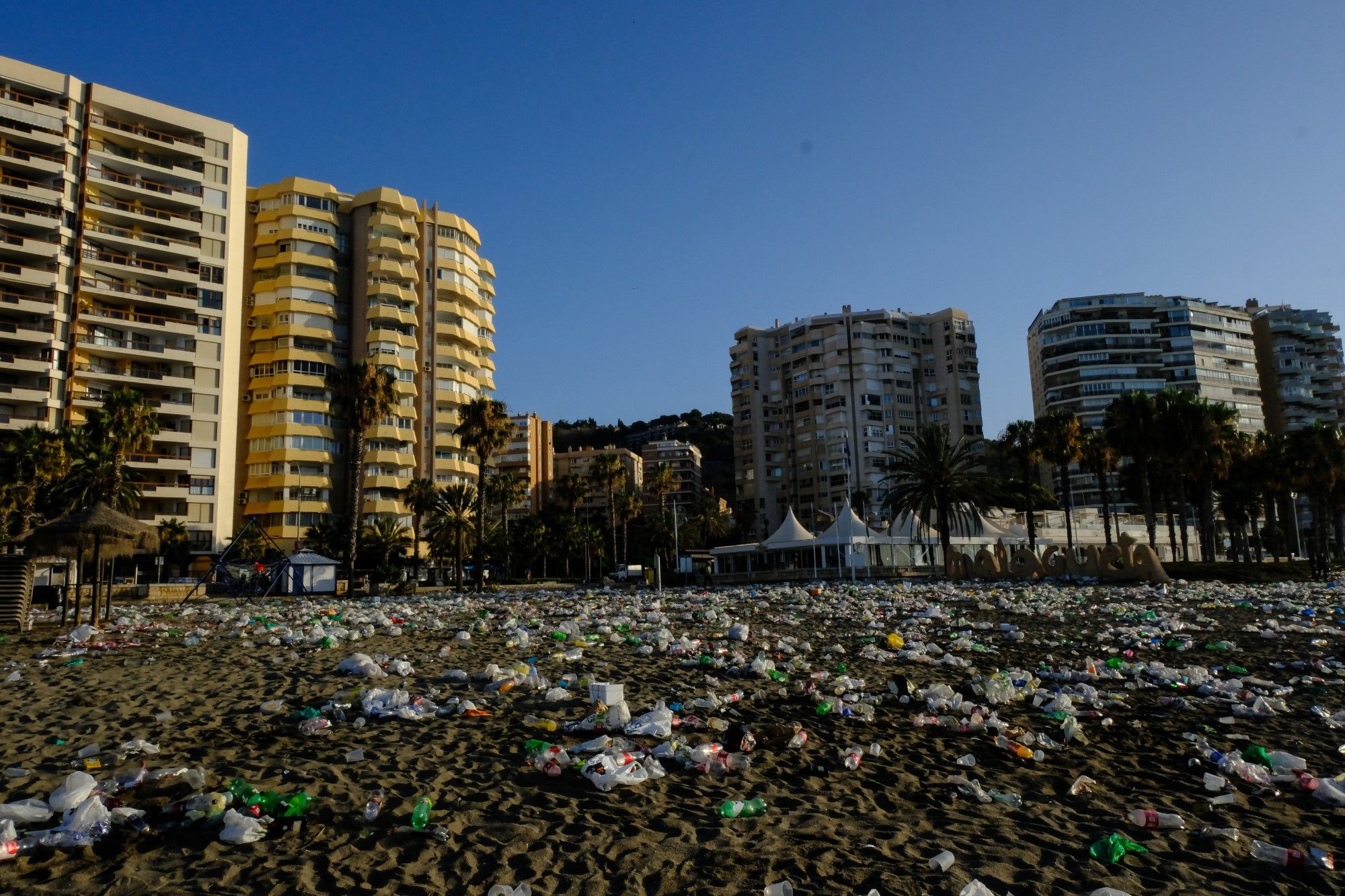 Toneladas de basura se acumulan en la playa tras celebrar la Noche de San Juan