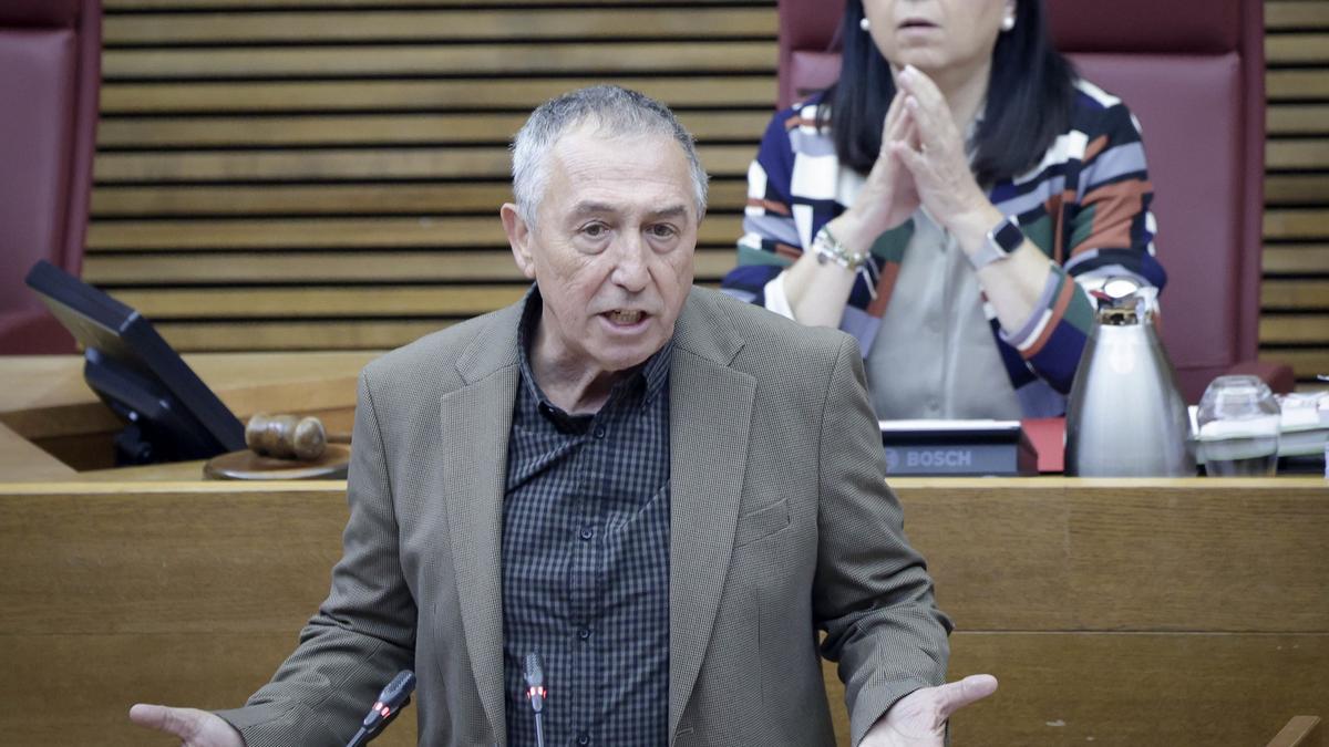 El síndic de Compromís, Joan Baldoví, defiende la iniciativa desde la tribuna de las Corts.