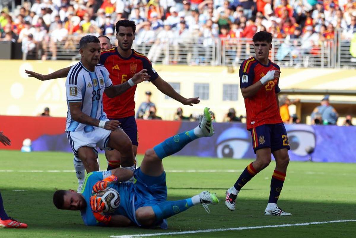 Unai Simón detiene un balón en un ataque de Argentina.
