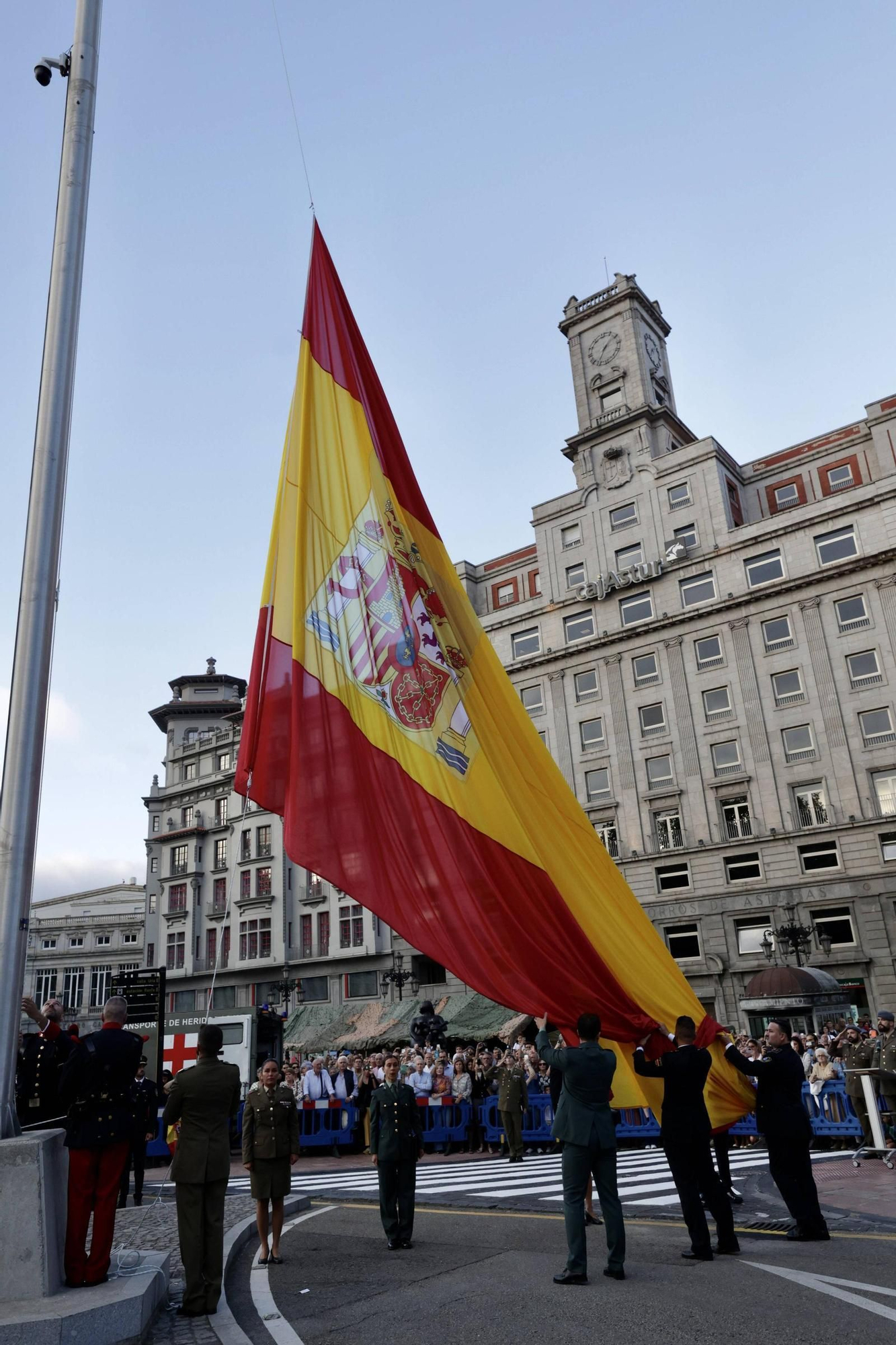 EN IMÁGENES: Así fue el izado de la bandera de España en la plaza de la Escandalera de Oviedo