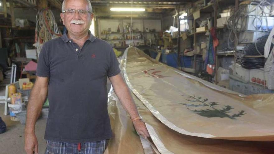 Juan García, ayer, con el globo de papel, en su taller de Oleiros.