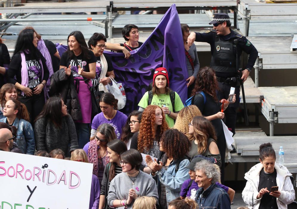 8-M en Málaga | La Policía Local desaloja la tribuna de Semana Santa durante