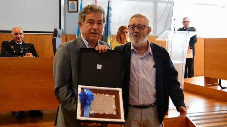 El alcalde de Pontevedra, Miguel Anxo Fernández Lores, recibe la placa de manos de su homólogo de Cangas. // G.Núñez