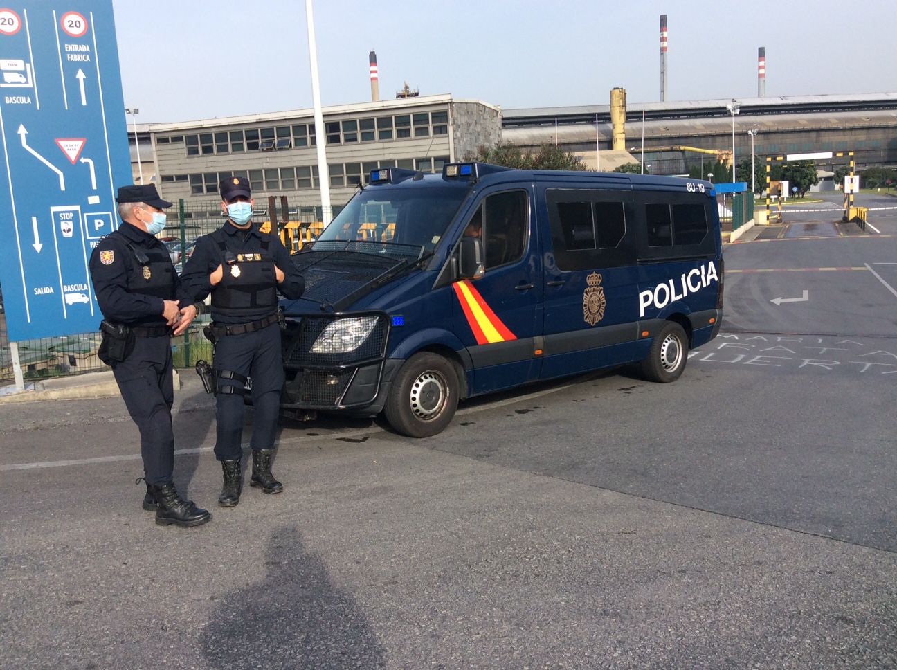 La Policía Nacional toma las fábricas de Alu Ibérica en A Coruña y Avilés